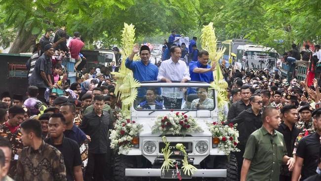 Jokowi  Luthfi-Yasin Pawai di Purwokerto, Warga Tumpah Ruah ke Jalan