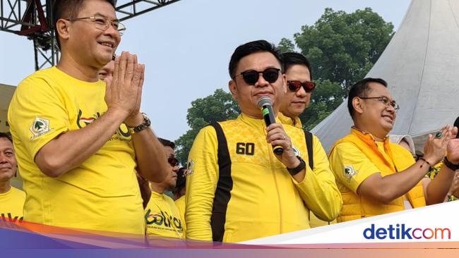 Kang Ace Kampanyekan Kader Saat Jalan Sehat HUT Ke-60 Golkar di Jabar