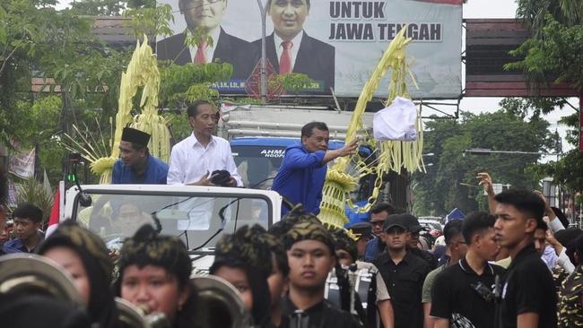 Jokowi Bareng Luthfi-Yasin Bagi-bagi Kaus di Grobogan, Warga Rela Berebut