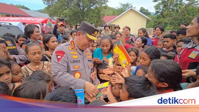 Kapolri Bagi-bagi Buku untuk Anak di Posko Pengungsi Lewolaga