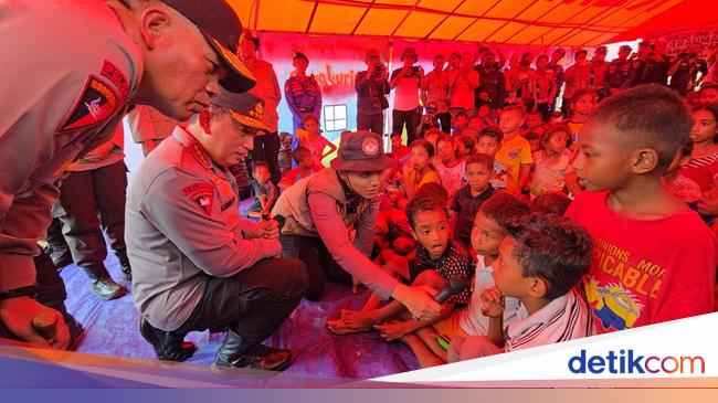 Kunjungi Posko Pengungsi Lewotobi, Kapolri Pastikan Makanan-Air Telah Terpenuhi