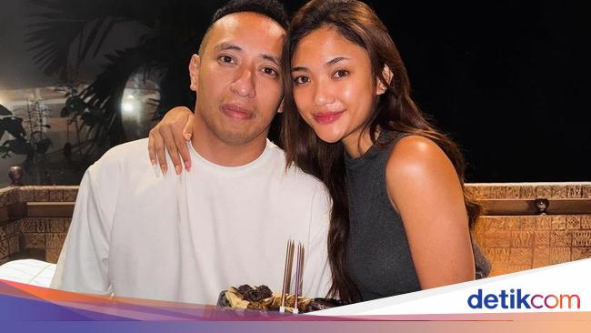 Potret Marion Jola Kulineran Bareng Pacar hingga Masak Capcay