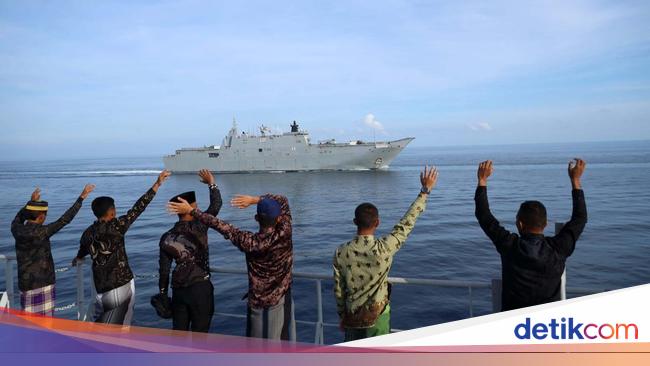 Momen Kapal Perang TNI AL Laksanakan Farewell Pass dengan Australia