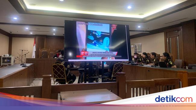 Jaksa Putar Video Wawancara Ayah Mirna yang Disebut Jessica Wongso Bukti Baru