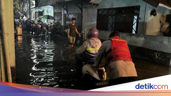 Petogogan Tergenang Banjir Capai 40 Cm, Puluhan Motor Warga Dievakuasi