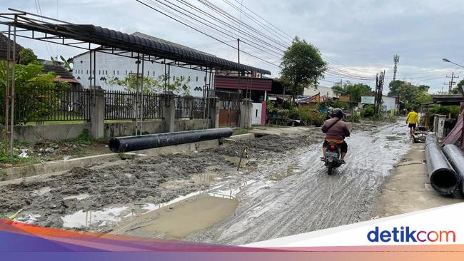 Ada Galian Pipa PDAM Tirtanadi, Jalan Bakti Helvetia Medan Rusak Parah