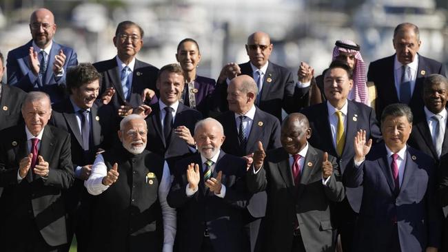 Di Mana Biden Saat Foto Bersama Pemimpin Dunia di KTT G20?