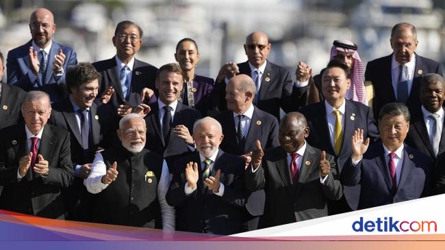 Biden 'Menghilang' Saat Foto Bersama Pemimpin Dunia di KTT G20