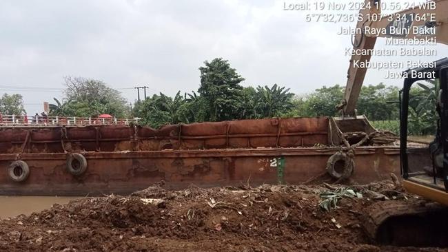 Penampakan Kapal Tongkang yang Hanyut hingga Tersangkut Jembatan Kali CBL