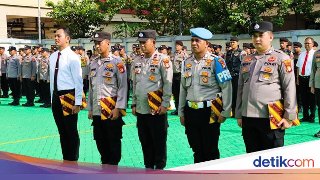 Polres Jakbar Beri Penghargaan 21 Anggota yang Berprestasi