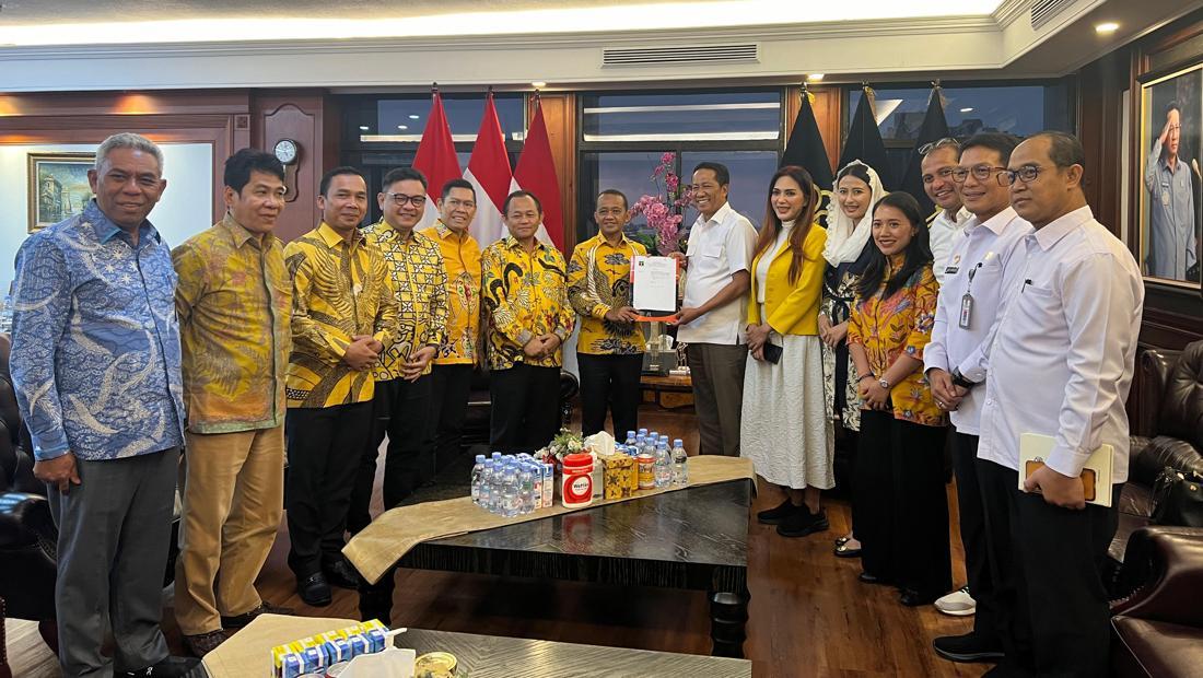 ketum-golkar-bahlil-lahadalia-menerika-sk-kepengurusan-partai-periode-2024-2029-dari-kemenkum_169.jpeg?wid=54\u0026w=650\u0026v=1\u0026t=jpeg