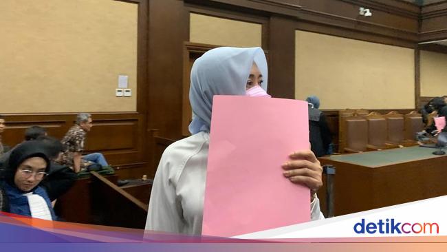 Eks Panitera PN Jaktim Ngaku Baru Tahu Cek Rp 1 M saat Diperiksa Kasus Suap