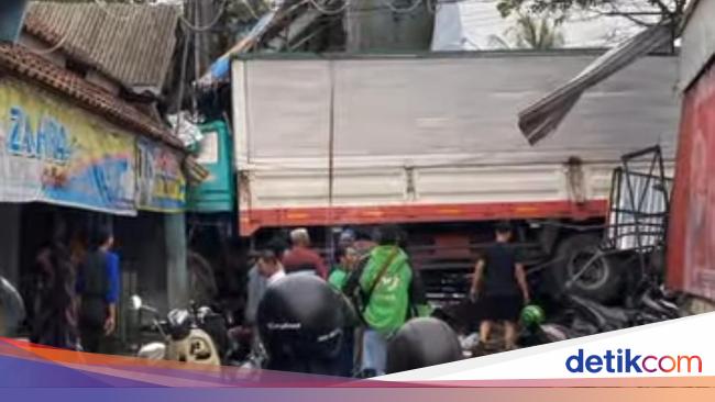 Tronton Truck’s failed brakes trigger consecutive accidents in Ngaliyan Semarang