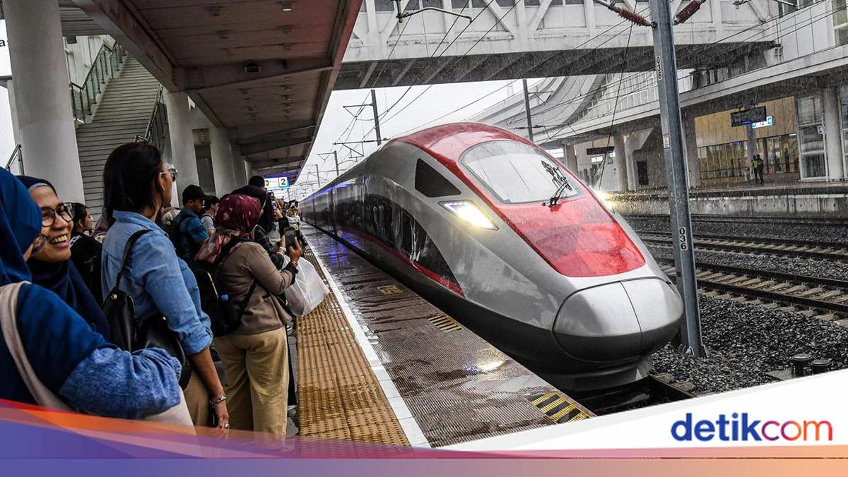 Aturan Bawa Skuter Lipat Saat Naik Whoosh, Cek Informasinya!