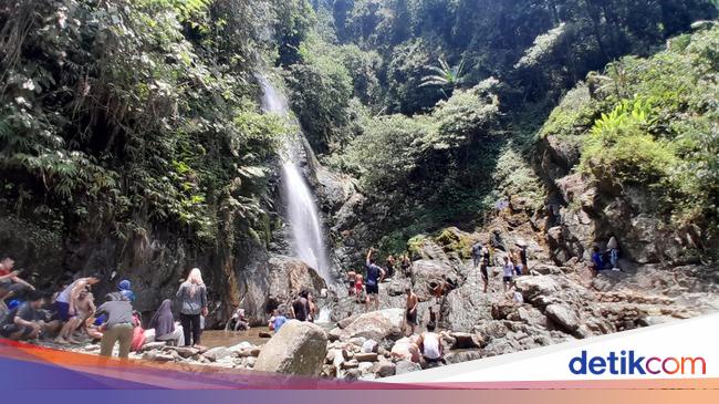 Foto: Sejuk Segar Curug Cigentis di Karawang