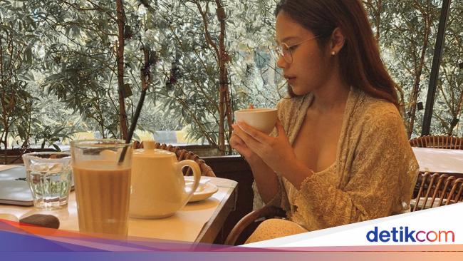 Gaya Estetik Nadin Amizah Saat Cicip Durian hingga Ngeteh