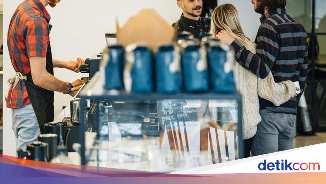 Wanita Ini Jahili Pesanan Kopi Pengunjung Kafe yang Kuasai 3 Kursi