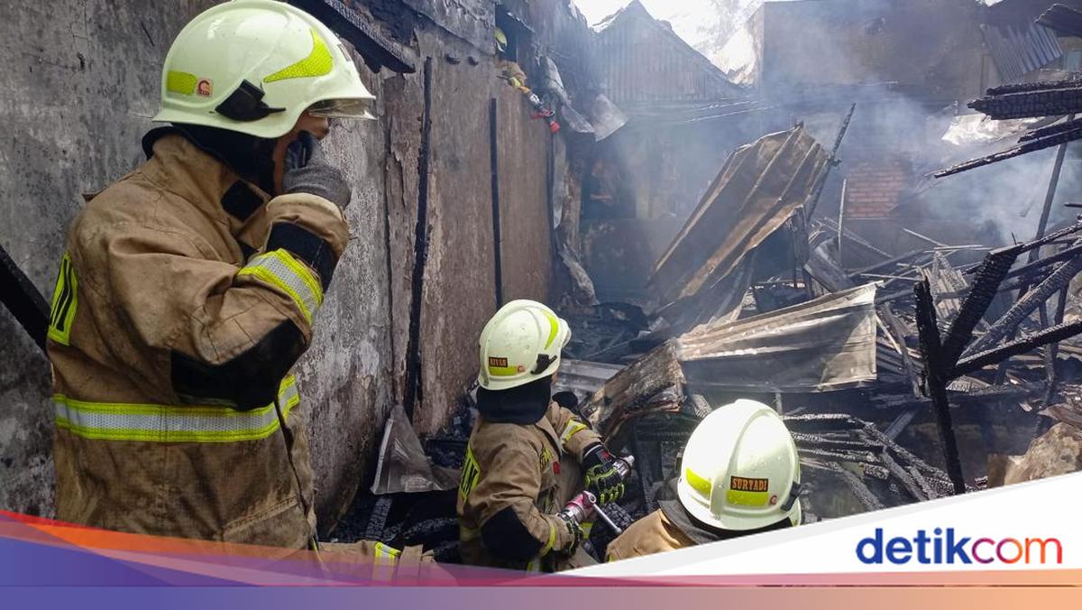 Belasan Rumah di Kampung Melayu Jaktim Terbakar Akibat Korsleting Listrik
