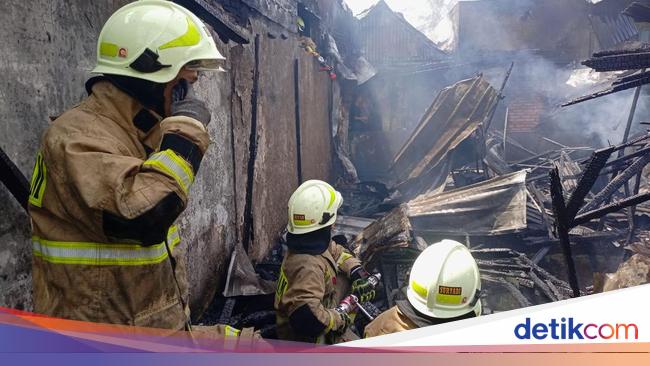 Fire in Central Jakarta Scorches 15 Houses, 3 Injured