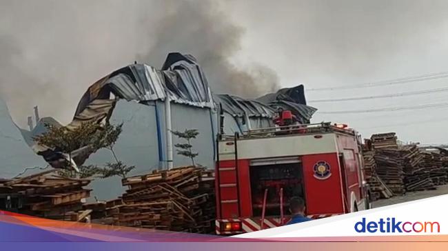 Kebakaran Gudang di Terboyo Semarang Belum Padam, Masih Ada Bara