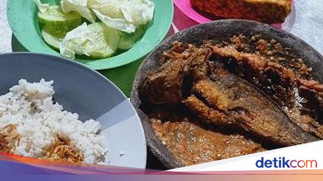 5 Warung Pecel Lele Legendaris Ini Sambalnya Nampol