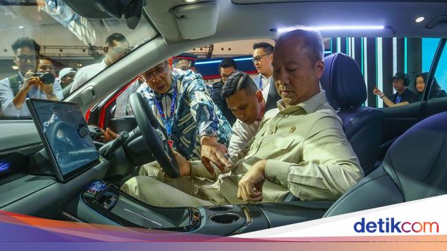 Resmikan GJAW 2024, Menperin Agus Gumiwang Jajal Mobil Baru