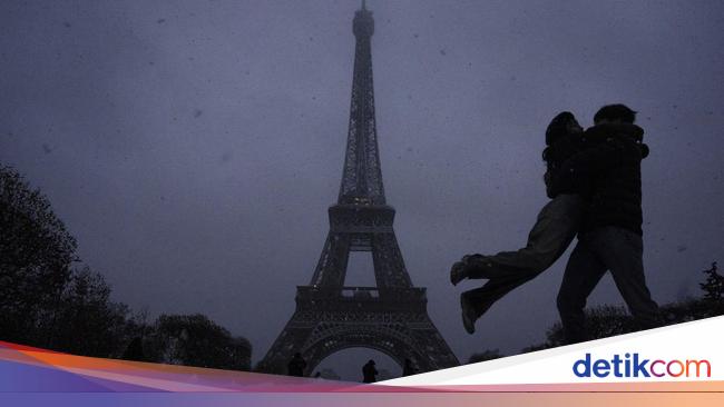 Salju Mulai Turun di Paris, Menara Eiffel Ditutup Sementara