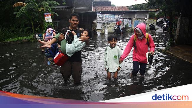 Potret Warga Terobos Banjir di Larangan Tangerang