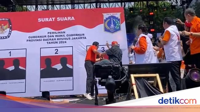 Attending the Main Campaign, Ahok and Foke participate in the Pramono-Rano Voting Simulation