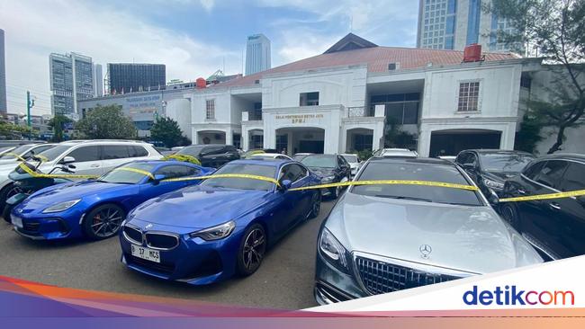 Deretan Mobil-Jam Tangan Mewah Disita Polisi dari Mafia Akses Judol Komdigi