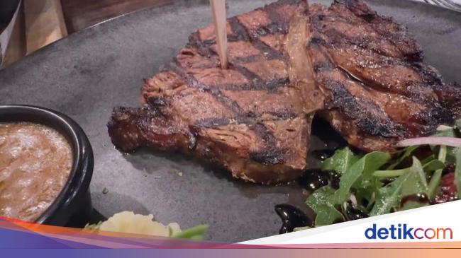 Ngeri! Wanita Ini Temukan Belatung Saat Makan Steak di Restoran