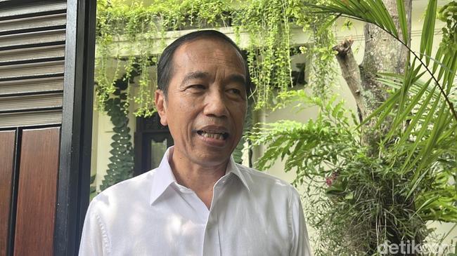 Viral Warga Nekat Cegat Mobil Jokowi di Solo Sambil Bersimpuh