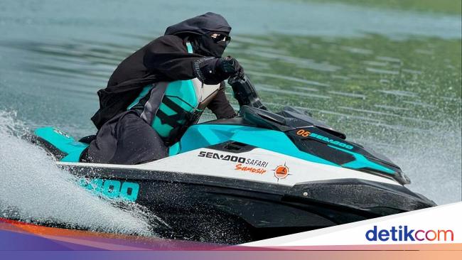 Gaya Umi Pipik Naik Jetski, Cadar dan Baju Syar'i Bukan Halangan