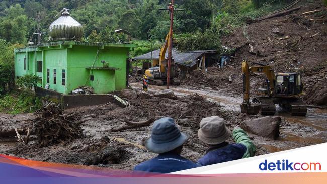 Penampakan Longsor Tutupi Badan Jalan di Karo