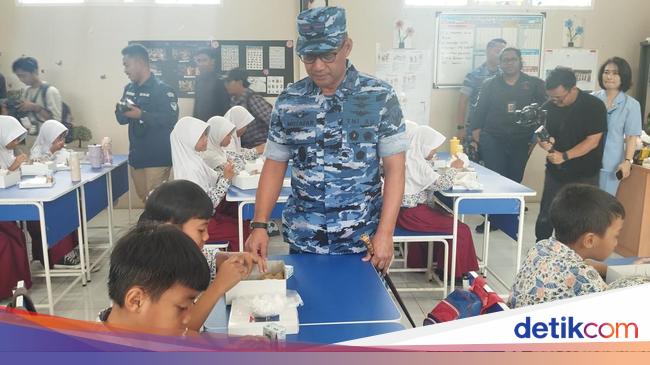 Lanud Halim Uji Coba Makan Bergizi Gratis di SD, Menu Ayam Goreng-Tempe