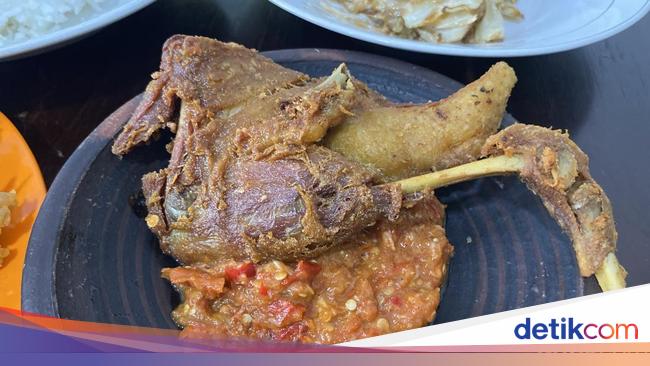 Ada Bebek Goreng dan Ayam Krispi di Restoran Penyetan Indonesia