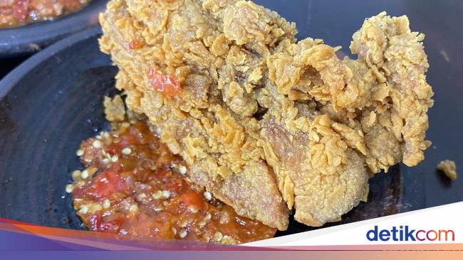 Penyetan Indonesia: Ayam Goreng Krispi Sambal Bawang yang Nonjok Pedasnya