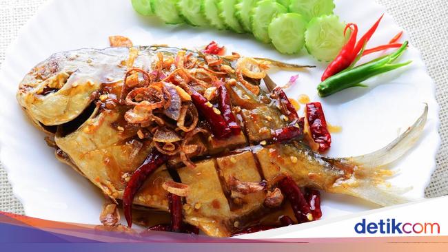 Resep Ikan Bawal Goreng Saus Cabe Bawang yang Renyah Pedas