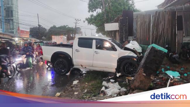 10 Kendaraan Jadi Korban Tabrakan Toyota Hilux, Ini Pelajaran Pentingnya