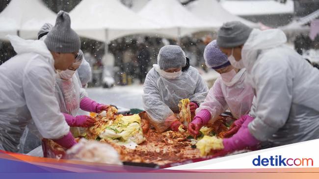 Warga Seoul Kompak Bikin 8 Ton Kimchi Jelang Musim Dingin