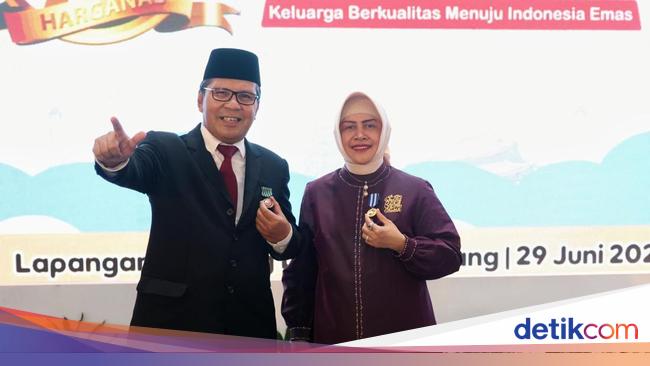 Wujudkan Makassar Kota Hijau, Danny Pomanto Pasang Panel Surya di Sekolah