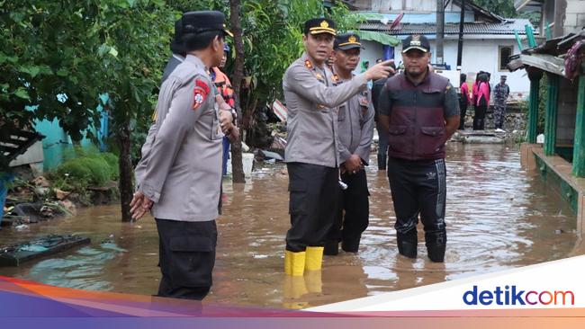 Kapolres Malang Tinjau Banjir, Beri Bantuan Makanan-Logistik untuk Korban