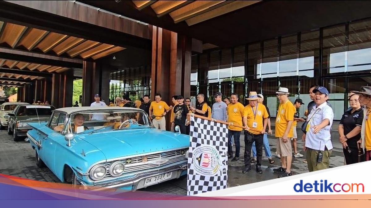 Saat 500 Penggemar Mobil Kuno Asyik Menjelajahi Bali