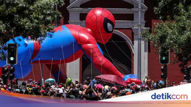 Balon Raksasa Kartun hingga Superhero Meriahkan Sambut Natal di Chile