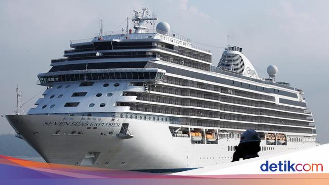 Kapal Pesiar Seven Seas Explorer Bersandar di Pelabuhan Tanjung Perak