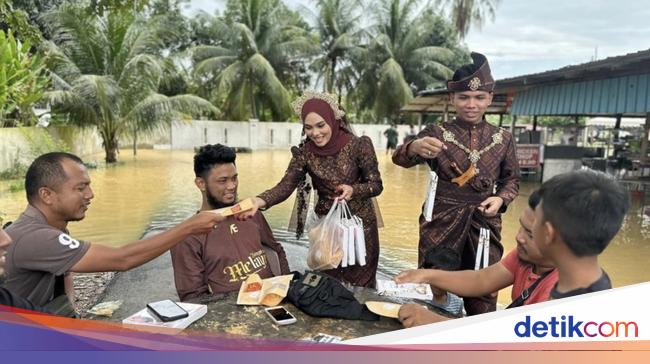 Mulia! Pengantin Bagikan Makanan Kenduri untuk Warga Kebanjiran