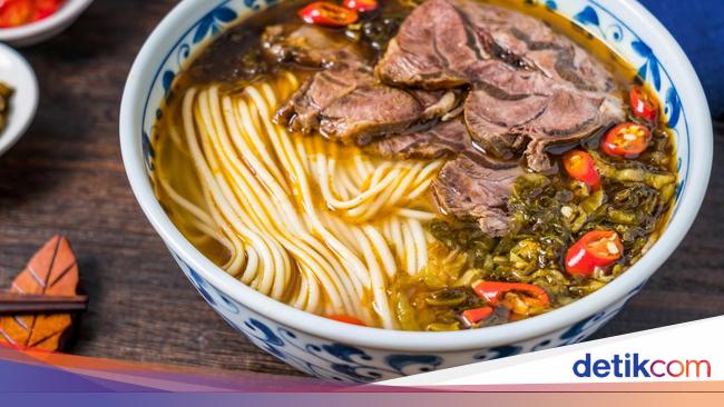 Resep Mie Kuah Daging Sawi Asin yang Berkaldu Sedap Untuk Makan Malam