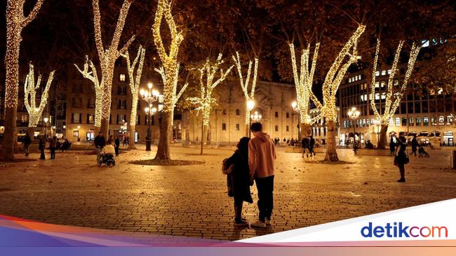 Temaram Cahaya Natal Hiasi Taman di Spanyol