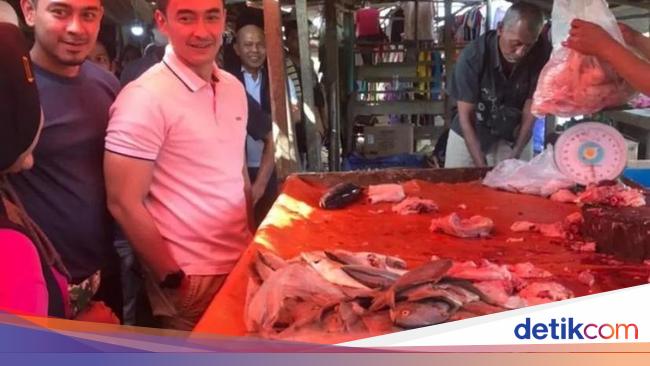 Potret Zumi Zola saat Jajan dan Blusukan di Pasar Tradisional