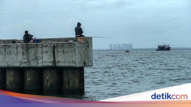 Memancing Ikan di Ujung Jakarta